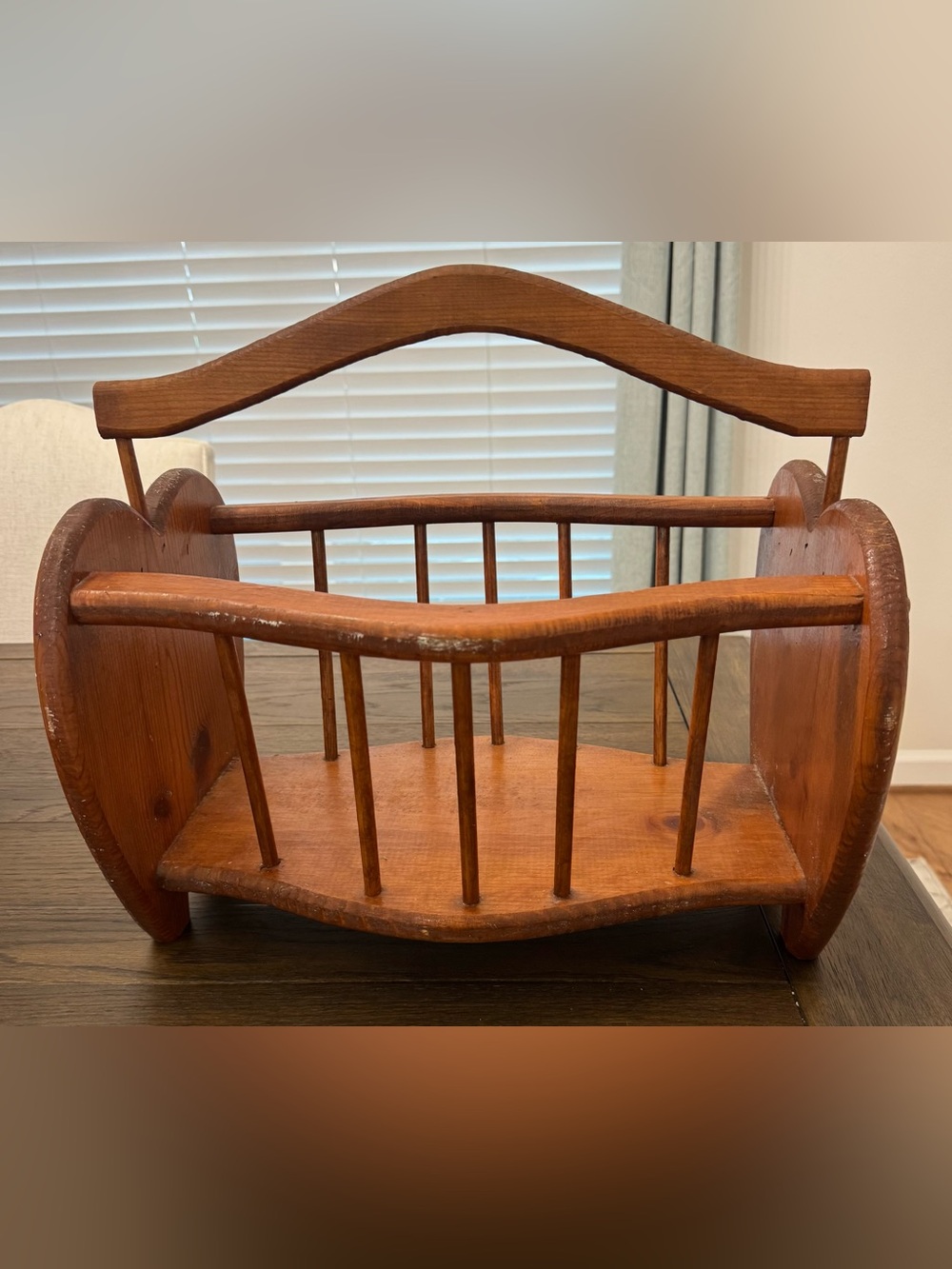Wooden Handled Magazine Rack Heart w/Bows